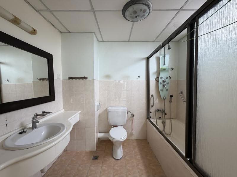 Kondominium untuk Dijual di Straits Regency - Lewis Kam - Bathroom - PropertyGuru.com.my