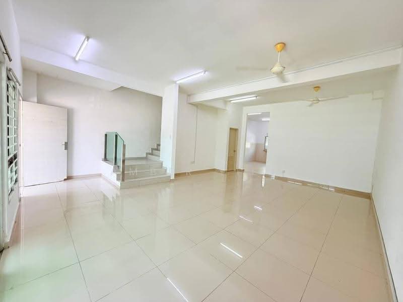 2-storey Terraced House for Sale in Bandar Sri Sendayan (Negeri Sembilan) - Amber Yiew - Living Room - PropertyGuru.com.my