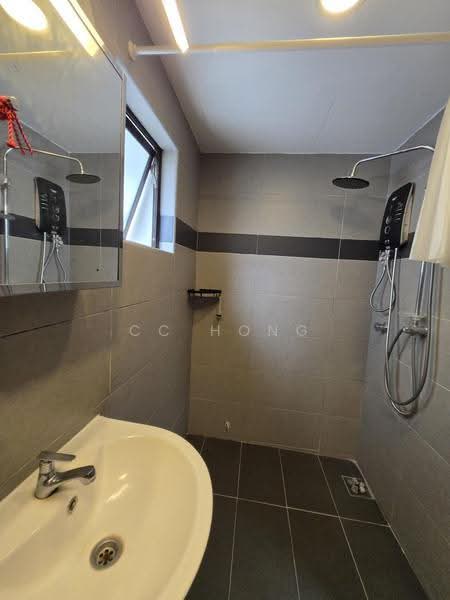 Kondominium untuk Disewa di Bukit Pandan Kondominium 2 - CC Hong - Bathroom - PropertyGuru.com.my