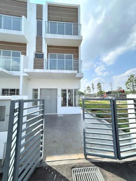 3-storey Terraced House for Rent in Taman Sri Manja (Petaling Jaya) - Brandon Chia - Exterior - PropertyGuru.com.my