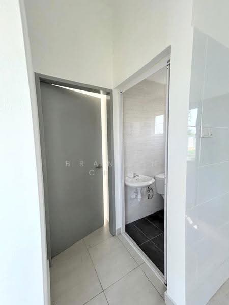 3-storey Terraced House for Rent in Taman Sri Manja (Petaling Jaya) - Brandon Chia - Bathroom - PropertyGuru.com.my