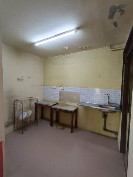 Flat for Rent at Pantai Indah Fasa 1 - kiru kok - Kitchen - PropertyGuru.com.my