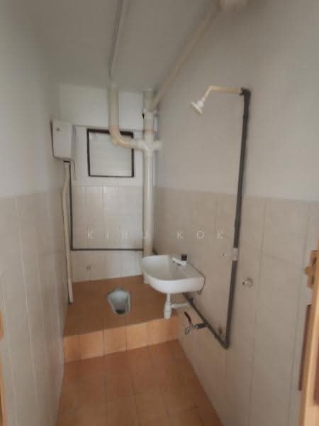 Rumah Flat untuk Disewa di Pantai Indah Fasa 1 - kiru kok - Bathroom - PropertyGuru.com.my