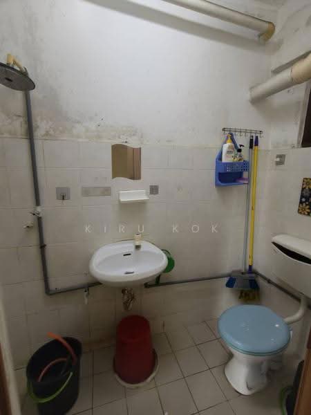 Flat for Sale at Pantai Indah Fasa 1 - kiru kok - Bathroom - PropertyGuru.com.my