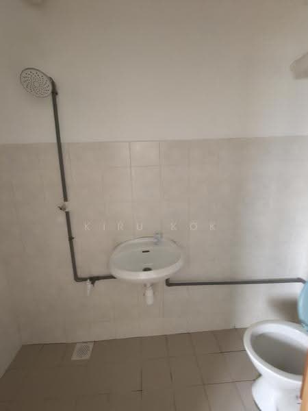 Flat for Sale at Pantai Indah Fasa 1 - kiru kok - Bathroom - PropertyGuru.com.my