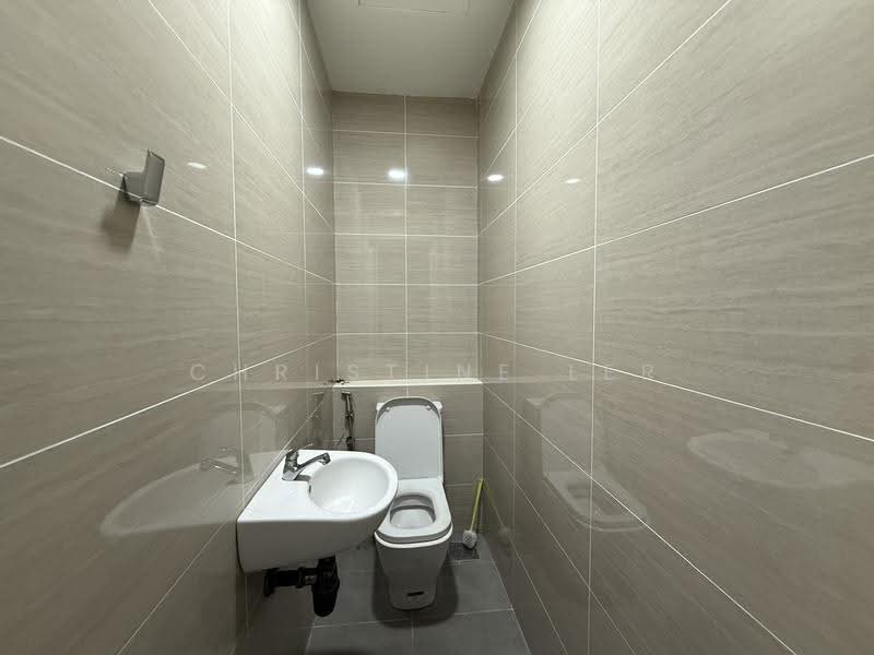 Kediaman Servis untuk Dijual di Setia SKY Residences - Christine Ler - Bathroom - PropertyGuru.com.my
