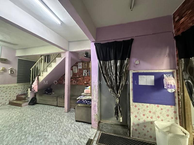Rumah Teres 2-Tingkat untuk Dijual di Bandar Rinching Seksyen 1 (Semenyih) - Mohd Ghazali - Living Room - PropertyGuru.com.my