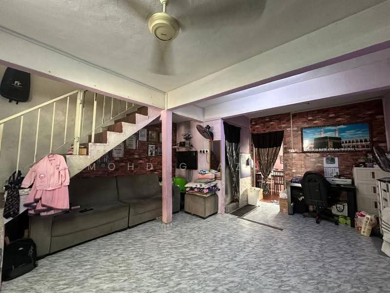 Rumah Teres 2-Tingkat untuk Dijual di Bandar Rinching Seksyen 1 (Semenyih) - Mohd Ghazali - Living Room - PropertyGuru.com.my