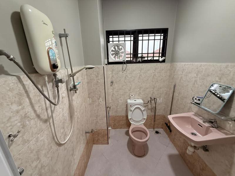 2-storey Terraced House for Rent in Taman Puteri Indah (Batu Pahat) - Ronald Lim - Bathroom - PropertyGuru.com.my