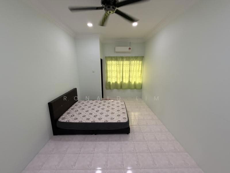 2-storey Terraced House for Rent in Taman Puteri Indah (Batu Pahat) - Ronald Lim - Bedroom - PropertyGuru.com.my