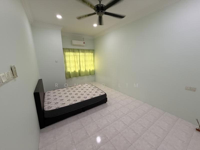 2-storey Terraced House for Rent in Taman Puteri Indah (Batu Pahat) - Ronald Lim - Bedroom - PropertyGuru.com.my
