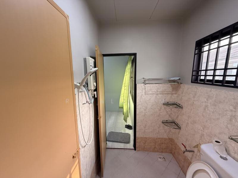 2-storey Terraced House for Rent in Taman Puteri Indah (Batu Pahat) - Ronald Lim - Bathroom - PropertyGuru.com.my