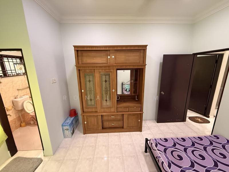 2-storey Terraced House for Rent in Taman Puteri Indah (Batu Pahat) - Ronald Lim - Bedroom - PropertyGuru.com.my