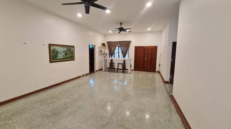 Bungalow House for Rent in Klang (Selangor) - Hilmi Ariffin - Living Room - PropertyGuru.com.my