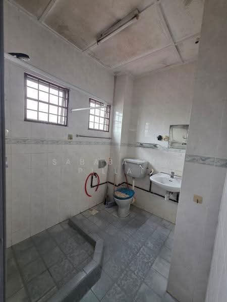 Rumah Teres untuk Dijual di TAMAN PUCHONG UTAMA (Puchong) - Sababathy Pillai - Bathroom - PropertyGuru.com.my