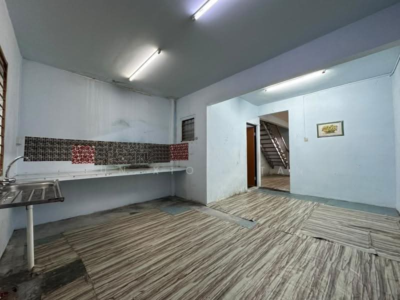 Rumah Teres 2-Tingkat untuk Dijual di Taman Puteri Wangsa (Ulu Tiram) - Jun Xiong Tan - Kitchen - PropertyGuru.com.my