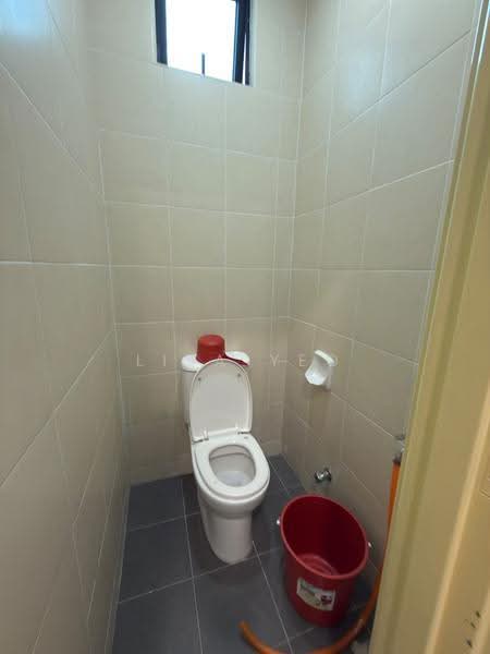 Kediaman Servis untuk Dijual di D'Summit Residences - Lisa Yeo - Bathroom - PropertyGuru.com.my