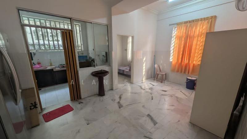Semi-Detached House for Sale in Taman Skudai Baru (Skudai) - Alanis Lee - Kitchen - PropertyGuru.com.my