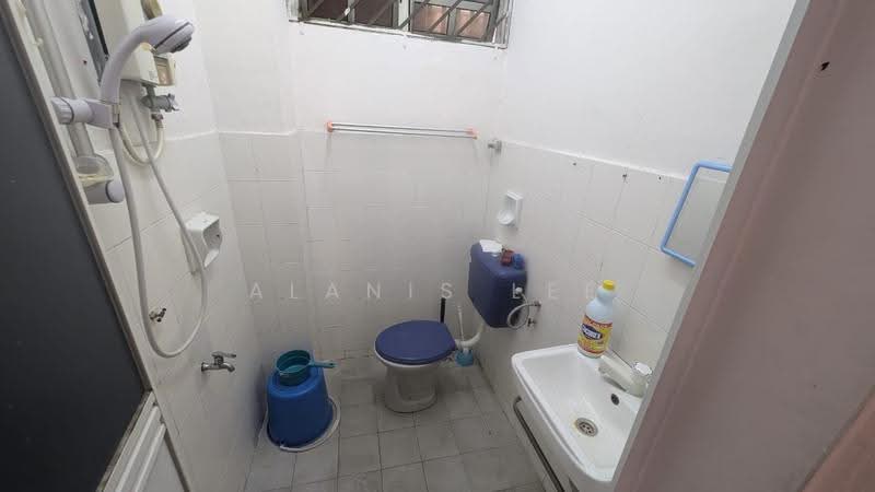 Semi-Detached House for Sale in Taman Skudai Baru (Skudai) - Alanis Lee - Bathroom - PropertyGuru.com.my