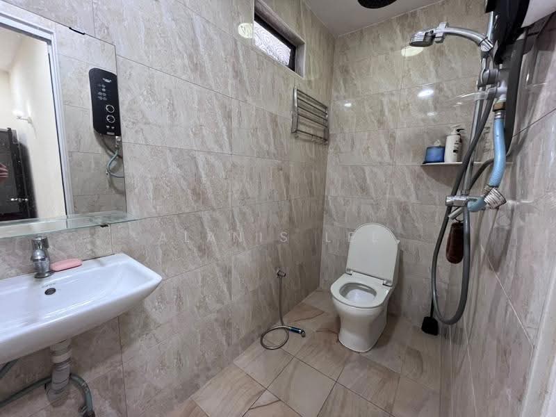 Rumah Teres 2.5-Tingkat untuk Dijual di Taman Bukit Jaya (Ulu Tiram) - Alanis Lee - Bathroom - PropertyGuru.com.my