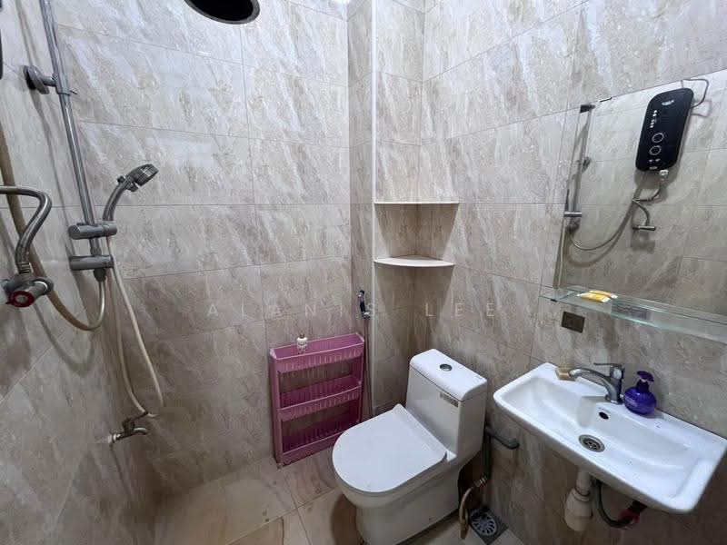 Rumah Teres 2.5-Tingkat untuk Dijual di Taman Bukit Jaya (Ulu Tiram) - Alanis Lee - Bathroom - PropertyGuru.com.my