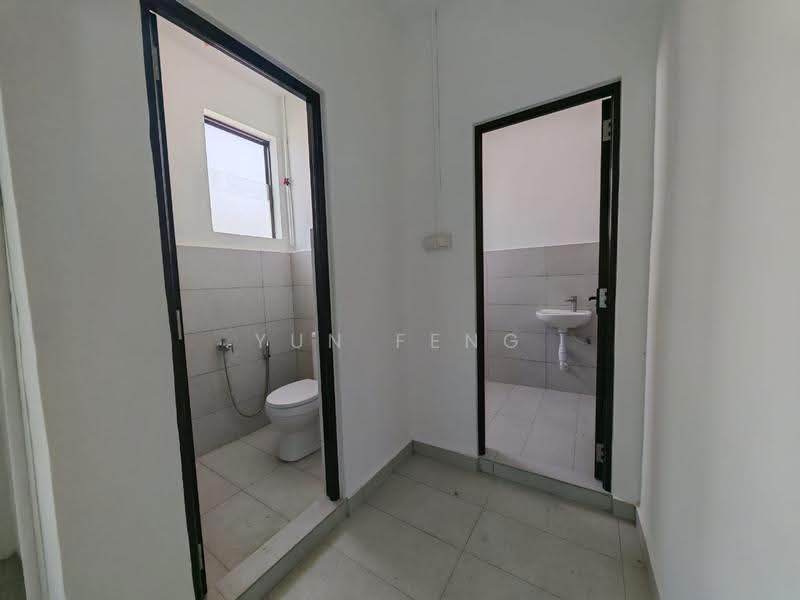 Kedai untuk Disewa di Taman Ungku Tun Aminah (Skudai) - Yun Feng - Bathroom - PropertyGuru.com.my