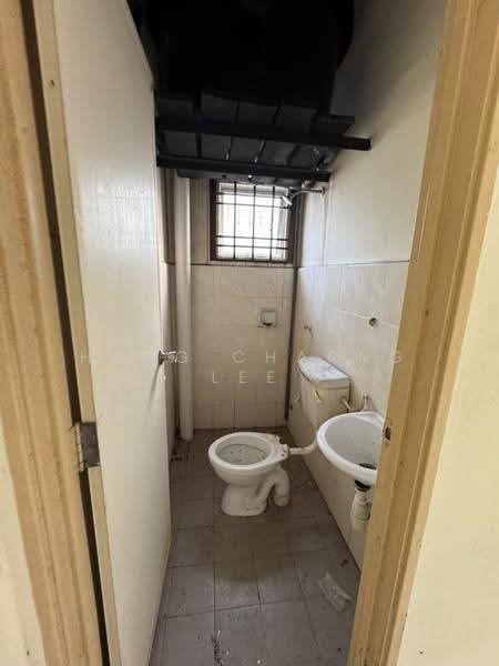 Pangsapuri untuk Dijual di Seri Mengkuang - Hong Charng Lee - Bathroom - PropertyGuru.com.my