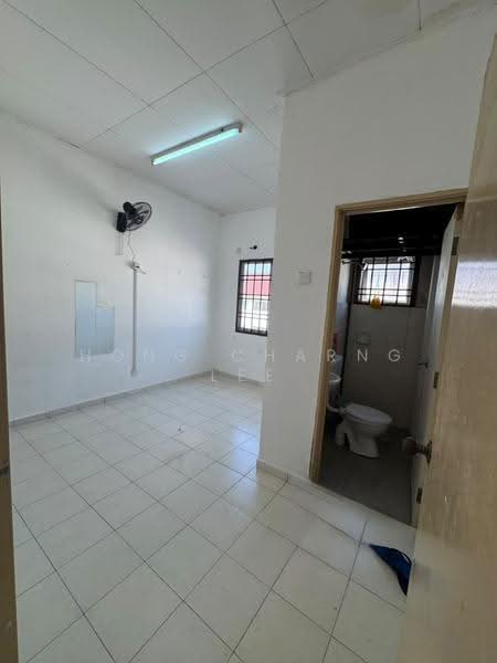 Pangsapuri untuk Dijual di Seri Mengkuang - Hong Charng Lee - Bathroom - PropertyGuru.com.my