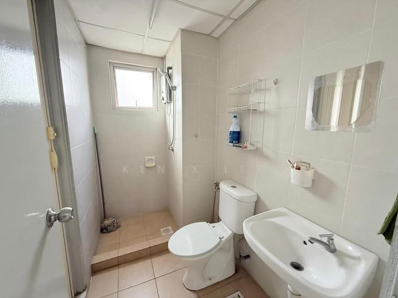 Kediaman Servis untuk Dijual di Main Place Residence - Kenix Lee - Bathroom - PropertyGuru.com.my