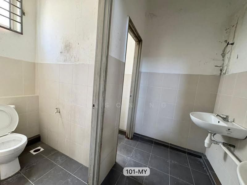 Semi-D Factory for Sale in Kapar (Selangor) - Wilson Ng - Bathroom - PropertyGuru.com.my