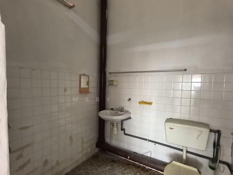 2-storey Terraced House for Sale in Kampung Lapan (Melaka City) - Mary Low - Bathroom - PropertyGuru.com.my