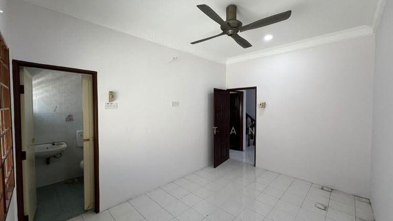 2.5-storey Terraced House for Sale in Gunung Rapat (Ipoh) - Miko Tan - Room 2 - PropertyGuru.com.my