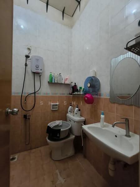 1-storey Terraced House for Sale in Taman Gaya (Ulu Tiram) - Shishi . - Bathroom - PropertyGuru.com.my