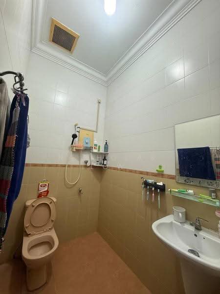 1-storey Terraced House for Rent in Taman Johor Jaya (Johor Bahru) - Nicholas Low - Bathroom - PropertyGuru.com.my