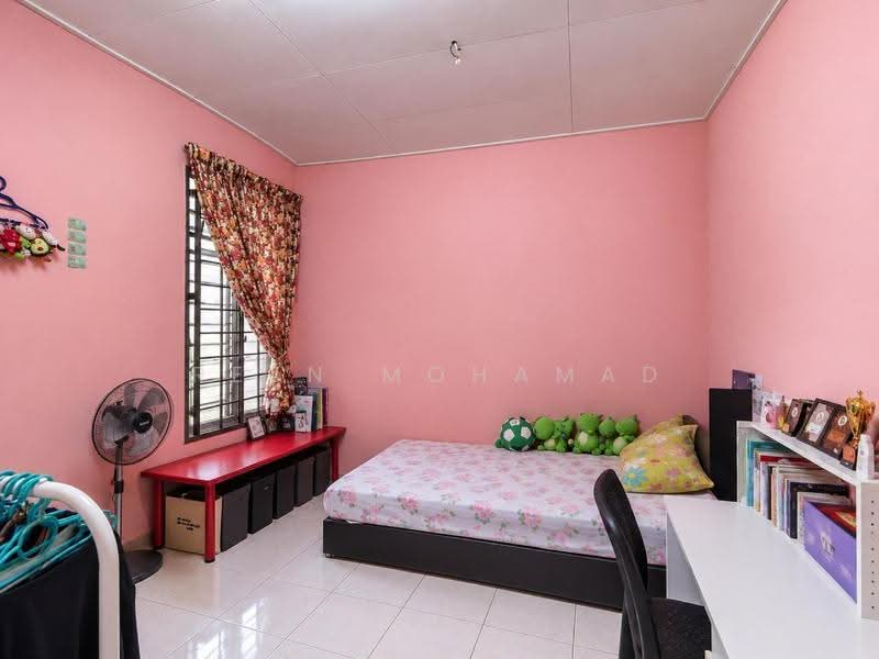 Rumah Teres 1-Tingkat untuk Dijual di Lestari Putra (Seri Kembangan) - Reen Mohamad - Bedroom - PropertyGuru.com.my