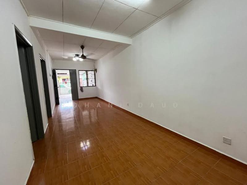 Rumah Teres 1-Tingkat untuk Dijual di Bandar Tasik Kesuma (Beranang) - Rohani Daud - Living Room - PropertyGuru.com.my