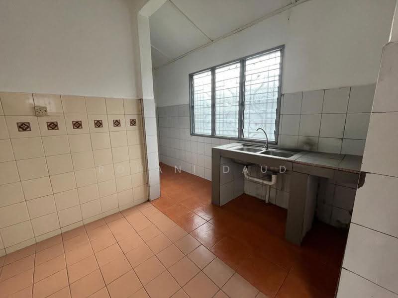 Rumah Teres 1-Tingkat untuk Dijual di Bandar Tasik Kesuma (Beranang) - Rohani Daud - Kitchen - PropertyGuru.com.my