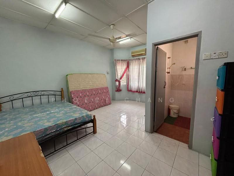 Rumah Teres 2-Tingkat untuk Dijual di Taman Seri Rapat (Ipoh) - Phoebe Chang - Master Bedroom - PropertyGuru.com.my