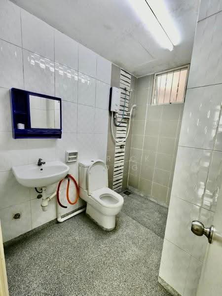 Condominium for Rent at The Zest @ Kinrara 9 - Derrick Yeong - Bathroom - PropertyGuru.com.my