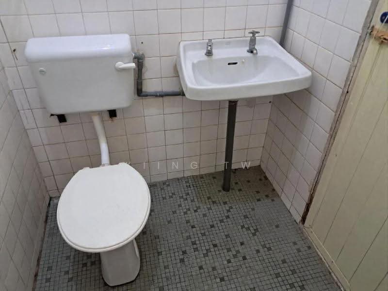 1-storey Terraced House for Sale in Kepong Baru Uphill (Kepong) - Kiing TW - Bathroom - PropertyGuru.com.my