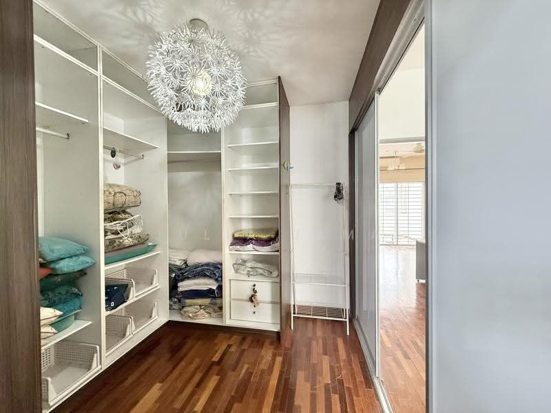 2.5-storey Terraced House for Sale in Bandar Baru Bangi (Selangor) - DJULIA JAMAL - Walk in closet - PropertyGuru.com.my
