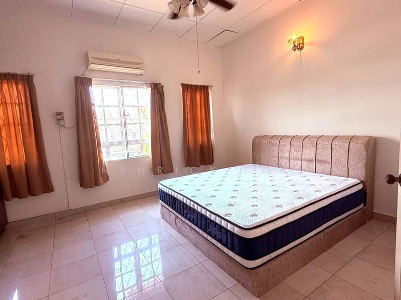 2-storey Terraced House for Sale in Bandar Kinrara Seksyen 1 (Bandar Kinrara) - Henrick Tan - Bedroom - PropertyGuru.com.my