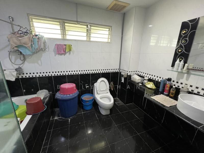 Semi-Detached House for Sale in Taman Overseas Union (Taman Oug) (Jalan Klang Lama (Old Klang Road)) - Billy Chan - Bathroom - PropertyGuru.com.my