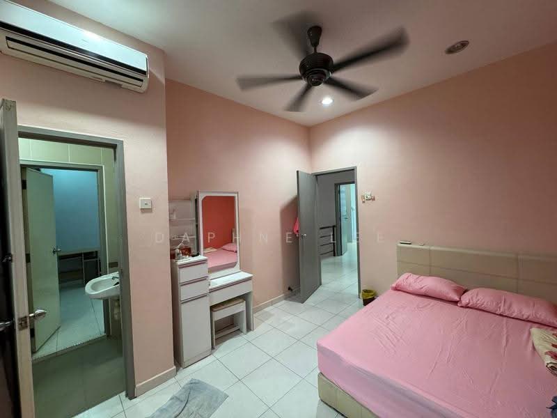 Rumah Teres 2-Tingkat untuk Disewa di Taman Desa Tebrau (Tebrau) - Daphne Lee - Bedroom - PropertyGuru.com.my