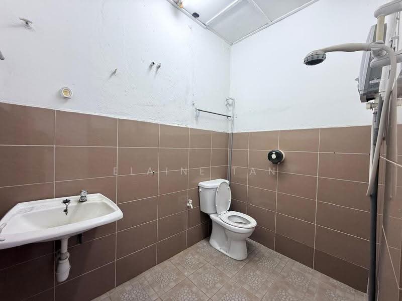 Factory for Rent in Port Klang (Pelabuhan Klang) (Selangor) - Elaine Tan - Bathroom - PropertyGuru.com.my
