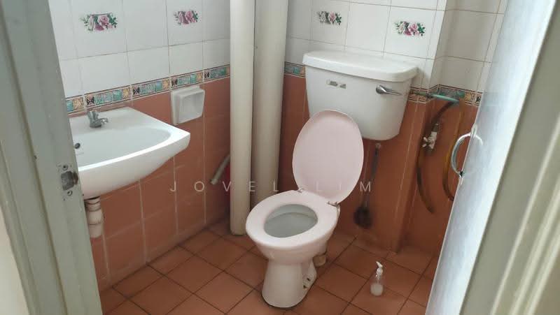 Pangsapuri untuk Dijual di Putri Ria Apartment - Jovel Lim - Bathroom - PropertyGuru.com.my