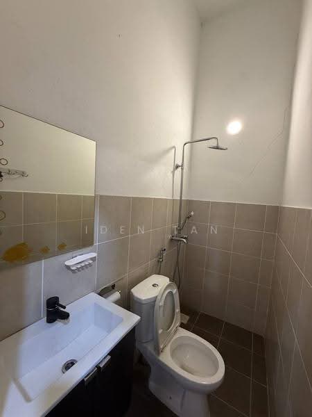 Rumah Teres 2.5-Tingkat untuk Dijual di Taman Scientex Pasir Gudang (Pasir Gudang) - Iden Tan - Bathroom - PropertyGuru.com.my