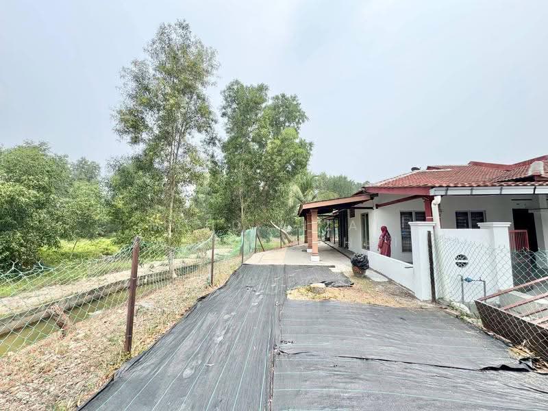1-storey Terraced House for Sale in Bandar Saujana Putra (Tanjong Duabelas) - Mohd Aizat Saiful Bahri - Exterior - PropertyGuru.com.my