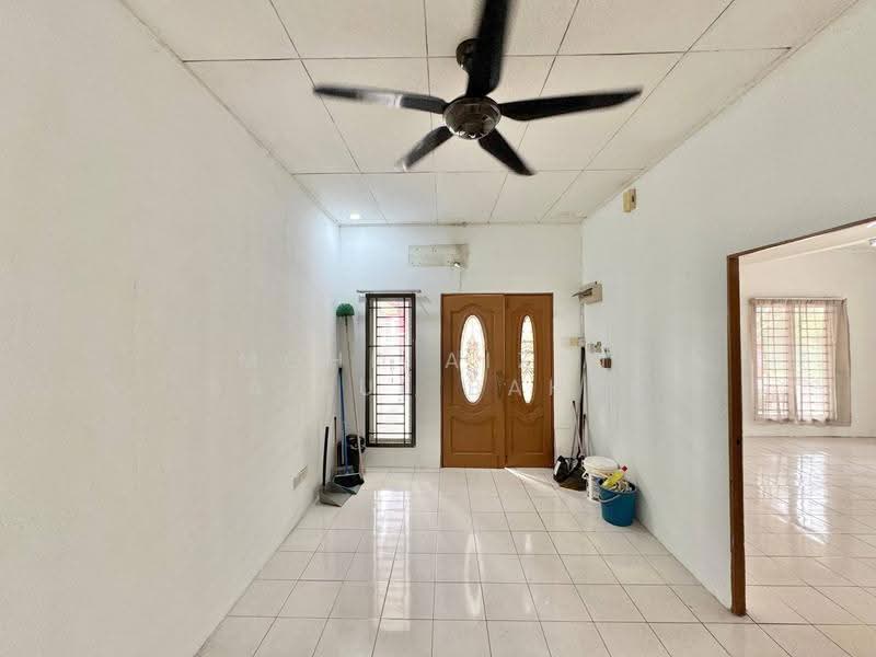 1-storey Terraced House for Sale in Bandar Saujana Putra (Tanjong Duabelas) - Mohd Aizat Saiful Bahri - Entrance - PropertyGuru.com.my