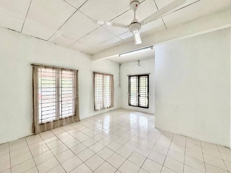 1-storey Terraced House for Sale in Bandar Saujana Putra (Tanjong Duabelas) - Mohd Aizat Saiful Bahri - Living Room - PropertyGuru.com.my